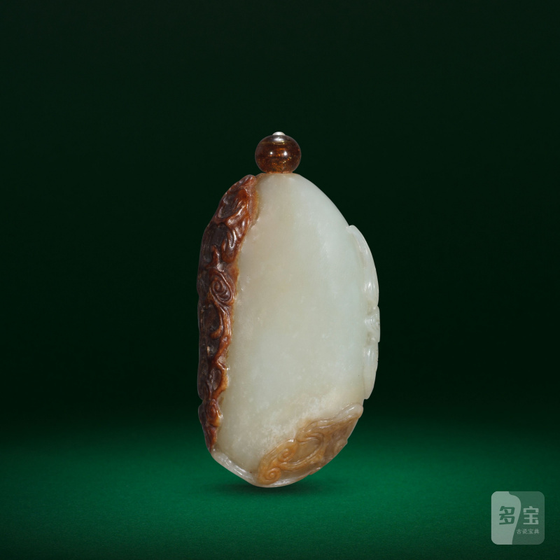 十九世紀 青玉帶皮巧雕蝙蝠靈芝紋鼻煙壺 | A PALE GREEN AND RUSSET JADE 'BAT AND LINGZHI' SNUFF BOTTLE